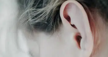 Une oreille humaine tendue pour écouter